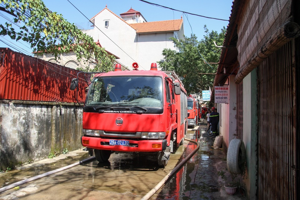 Hà Nội: Cháy lớn tại xưởng chế biến gỗ rộng 100m2 - 7
Xe cứu hỏa tại hiện trường.