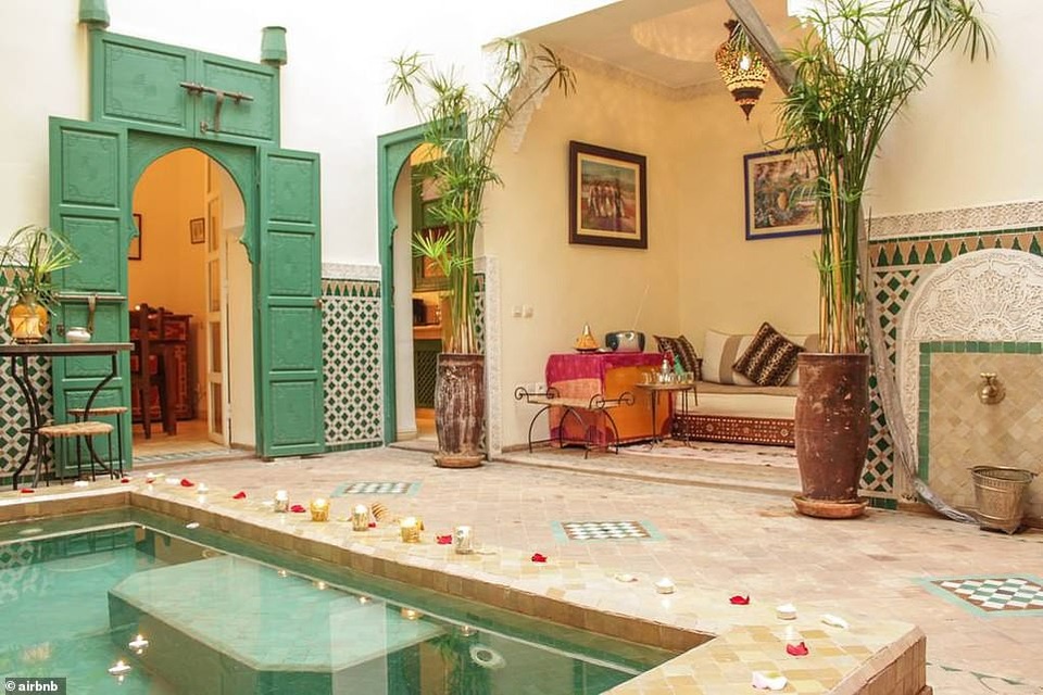 Ngôi nhà duyên dáng nằm gần khu chợ nhộn nhịp của thành phố Marrakesh, Morocco, có thể chứa đến 7 khách.