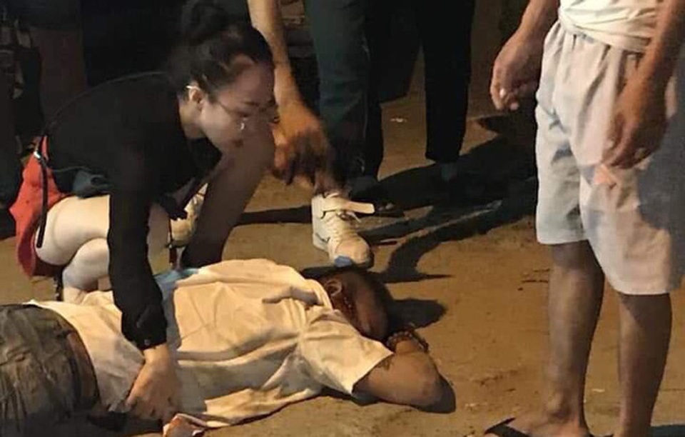 Tài xế taxi bị bắn vào bụng đã qua cơn nguy kịch - 1 Anh Tiến gục ngã sau khi bị bắn, chèn xe vào người.