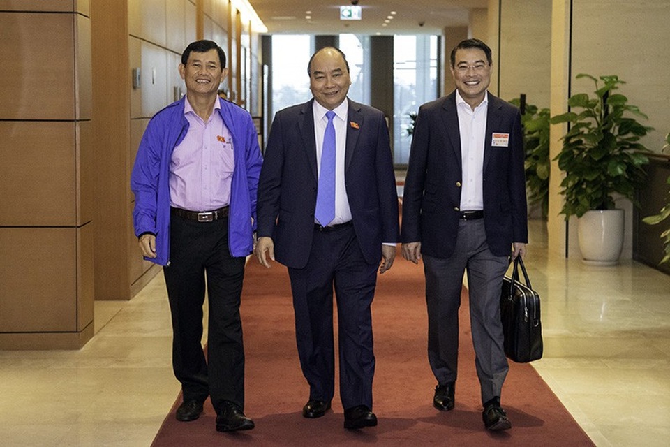 Thủ tướng: Bộ trưởng yếu kém, Thủ tướng cũng phải chịu trách nhiệm - 3
Thủ tướng Nguyễn Xuân Phúc và các đại biểu bên hành lang Quốc hội trước khi đăng đàn trả lời chất vấn