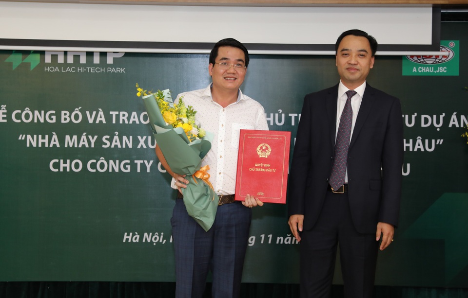 
Lãnh đạo Ban Quản lý khu CNC Hòa Lạc trao Chứng nhận đầu tư cho Công ty Á Châu.
