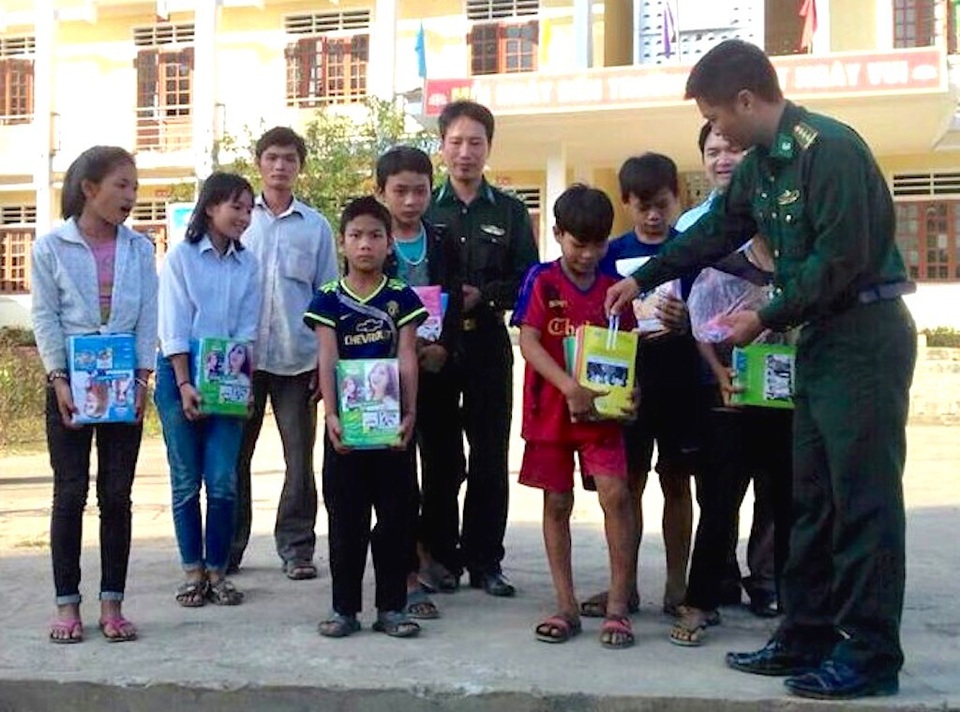 Chiến sĩ biên phòng Châu Khê vận động học sinh bỏ học trở lại trường - 2 Đồn BP Châu Khê tặng đồ dùng học tập hỗ trợ các em học sinh yên tâm học tập.
