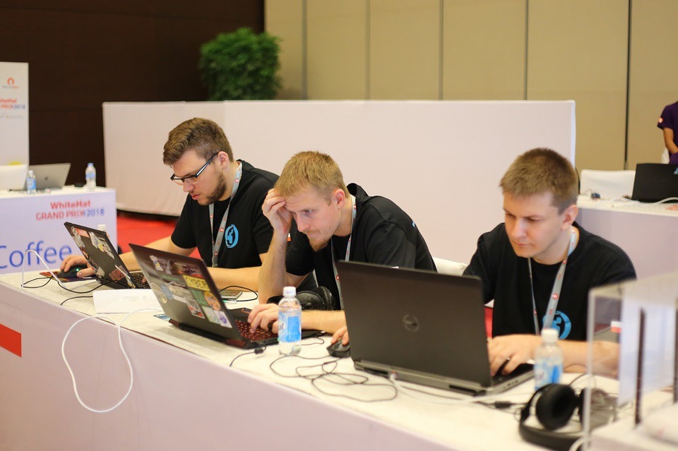 Bộ trưởng Bộ TT&TT: Đội ngũ hacker mũ trắng đang làm thế giới thịnh vượng hơn - 3
Những giây phút thi đấu căng thẳng.