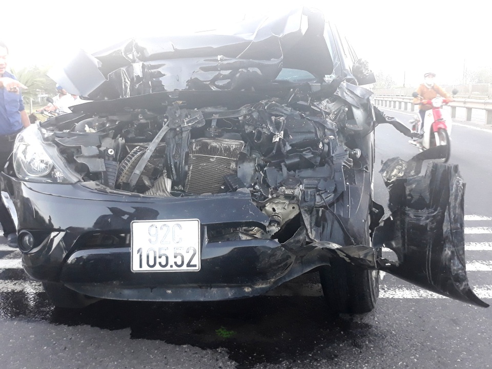 Xe bán tải cũng bị nát phần đầu sau cú va chạm