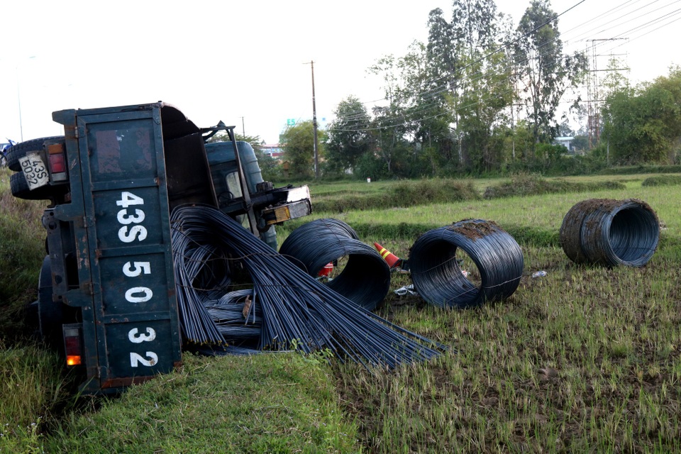 Xe tải BKS 43S-5032 lật xuống ruộng, sắt thép văng ra ngoài