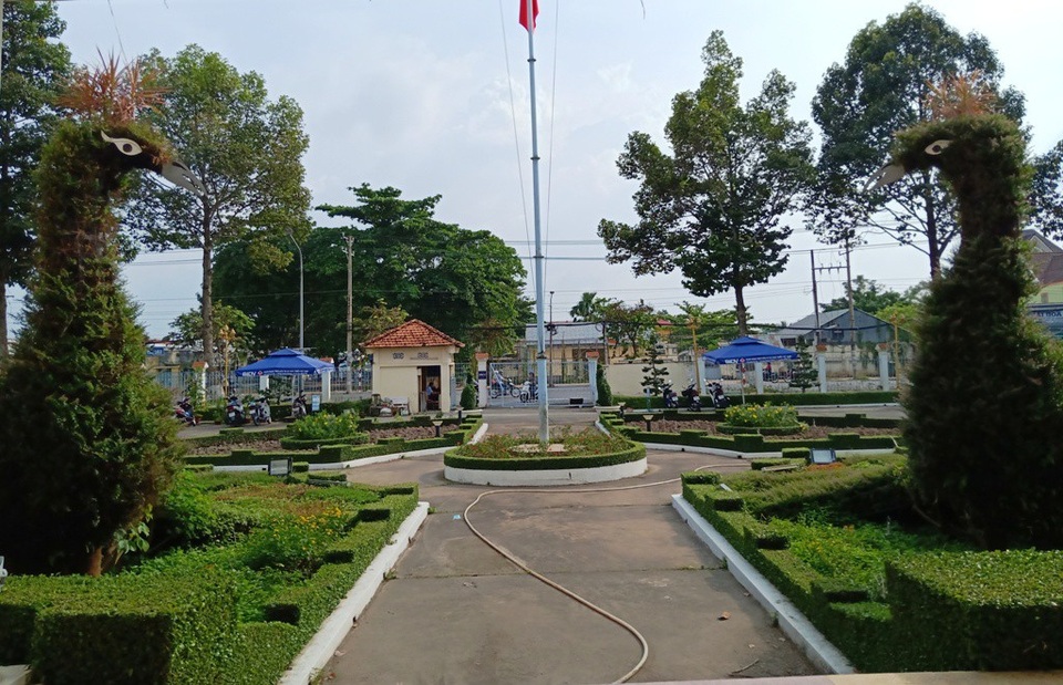 Cận cảnh cặp Phụng khổng lồ “đậu” trước sân UBND TP Sa Đéc! - 10 Hiện cặp Phụng này đã “xuống sức” nên tổ chăm sóc cây cảnh của UBND TP Sa Đéc đã có kế hoạch trùng tu lại cho cặp Phụng rực rỡ hơn, đón tết Kỷ Hợi.