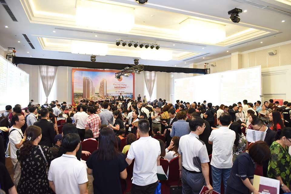 Lạ kỳ chuyện mua nhà tiền tỷ mà phải xét duyệt hồ sơ - 1 
Hàng ngàn người tham dự sự kiện mở bán tòa nhà The Signature thuộc khu phức hợp Midtown trong quý 1/2018