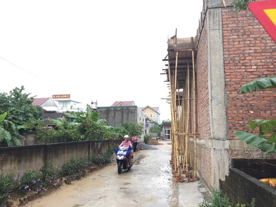 Chủ tịch xã ký thông báo yêu cầu Bí thư Đảng ủy xã tháo dỡ công trình sai phạm! - 1 Một phần căn nhà đang xây dựng của Bí thư Đảng ủy xã Cổ Đạm trùm lên đường đi của dân