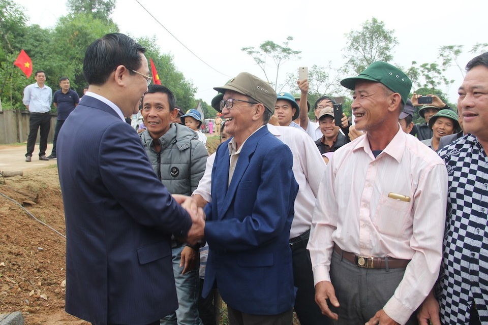Phó Thủ tướng về Nghệ An dự Ngày hội Đại đoàn kết toàn dân tộc - 2 Phó Thủ tướng thăm hỏi người dân xóm Thanh Lương.