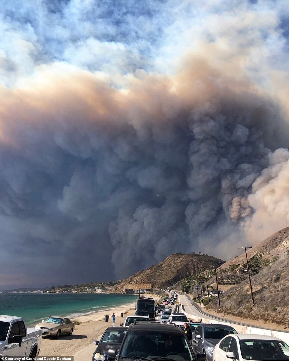 Cháy rừng ở bang California, sao Hollywood cầu nguyện cho sự an nguy - 8
Người mẫu Bella Hadid chia sẻ nhiều bức ảnh cập nhật tình hình, trong đó có một bức chụp lại cảnh người dân Malibu đang chạy xe ra khỏi thành phố. Bản thân Bella cũng có nhà riêng tại đây.