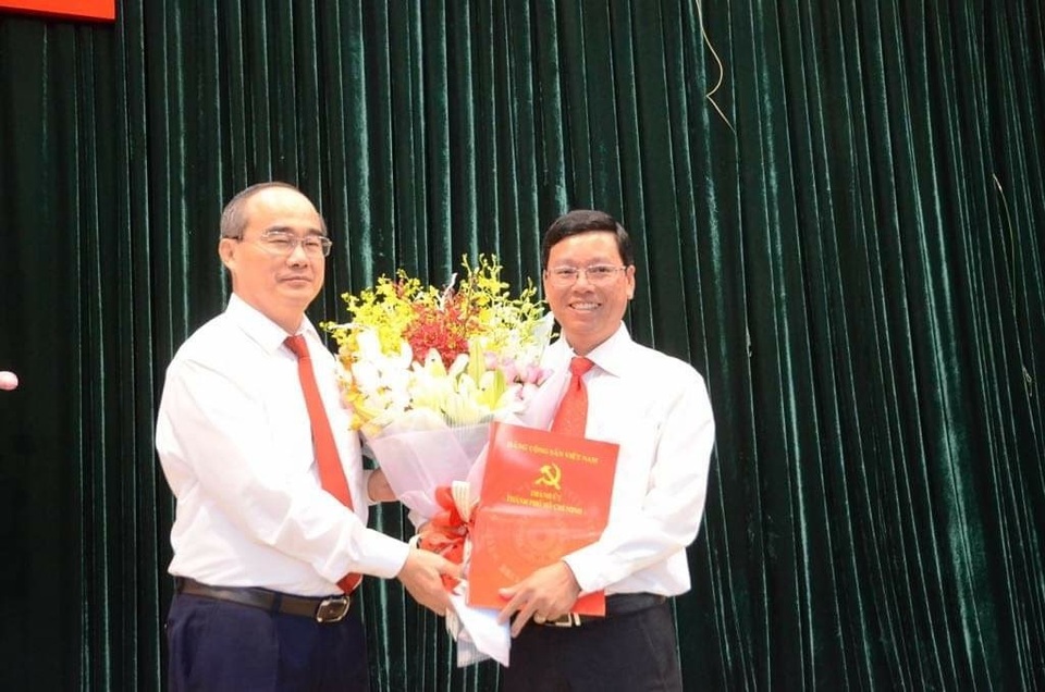TPHCM: Quận Bình Thạnh có Bí thư mới - 1 Bí thư Thành ủy Nguyễn Thiện Nhân trao quyết định công nhận ông Vũ Ngọc Tuất giữ chức Bí thư quận Bình Thạnh