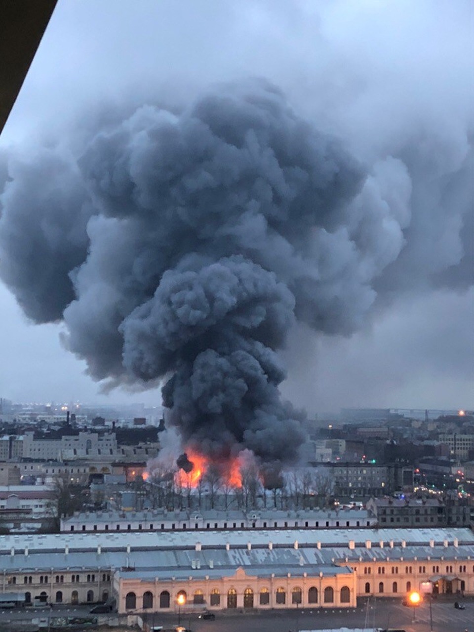 
Đám cháy đã nhanh chóng lan ra toàn bộ trung tâm thương mại. Ước tính, lửa đã bao trùm khu vực rộng khoảng 5.000m2.
