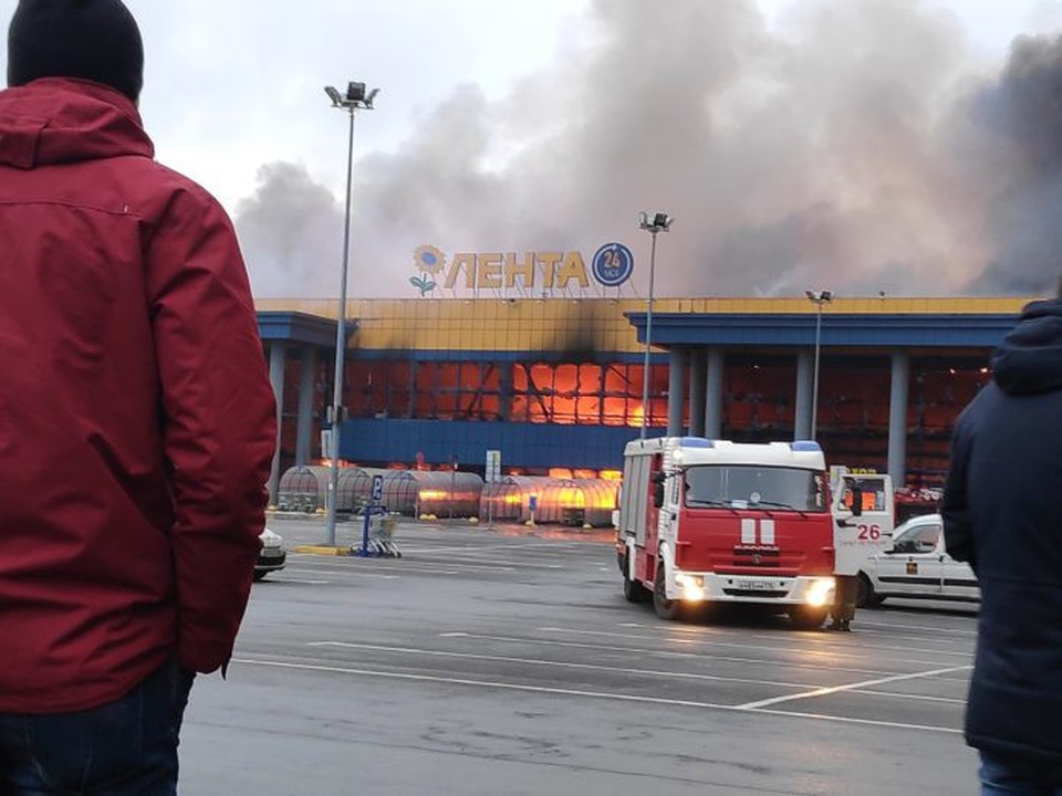 
Khoảng 50 nhân viên cứu hỏa, cùng các phương tiện, đã được huy động để dập tắt ngọn lửa. Đám cháy được khống chế sau khoảng 2 giờ.
