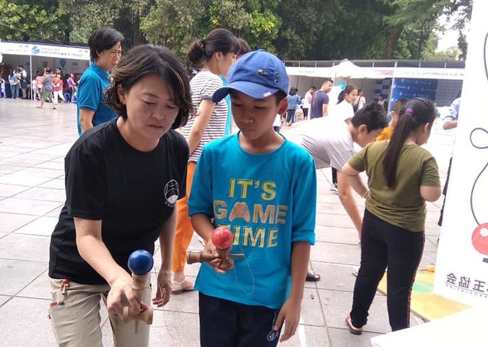 Tặng con một ngày thứ 7 không sách vở - 1
Học chơi trò Kendama. (ảnh minh họa)