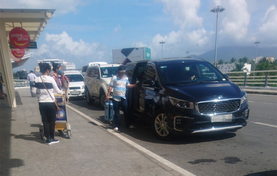 Đà Nẵng siết hoạt động vận tải sau vụ taxi đình công ở sân bay - 2 Xe ô tô hoạt động tấp nập đón trả khách ở sân bay Đà Nẵng.