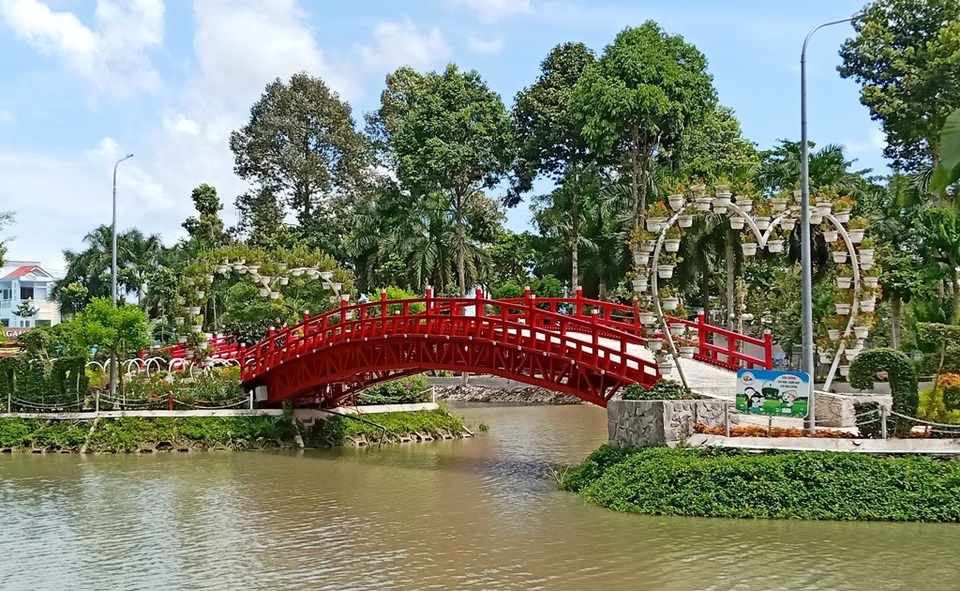 Tết này đến làng hoa Sa Đéc… tha hồ ngăm hoa từ trên cao - 3 Một góc công viên được đầu tư thêm nhiều cảnh quan, tiện ích để chuẩn bị thu phí