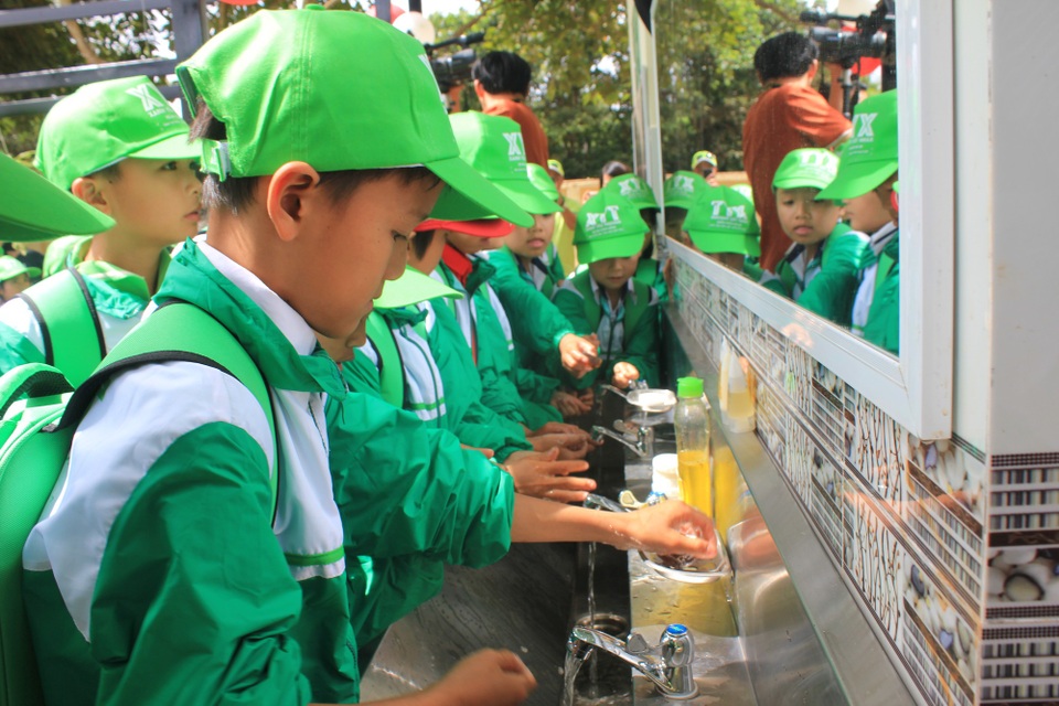 Trao tặng dự án nước sạch và nhà vệ sinh học đường cho trường học vùng khó khăn tại Đắk Lắk - 2 Học sinh vùng sâu vùng xa được hưởng nguồn nước sạch do dự án mang lại