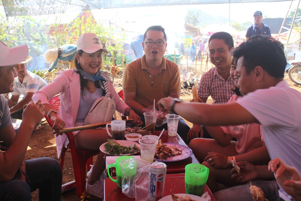 Hấp dẫn lễ hội hoa dã quỳ dưới chân núi lửa Chư Đăng Ya - 10
Du khách thích thú khi được trải nghiệm không gian văn hóa và ẩm thực trong dịp lễ hội