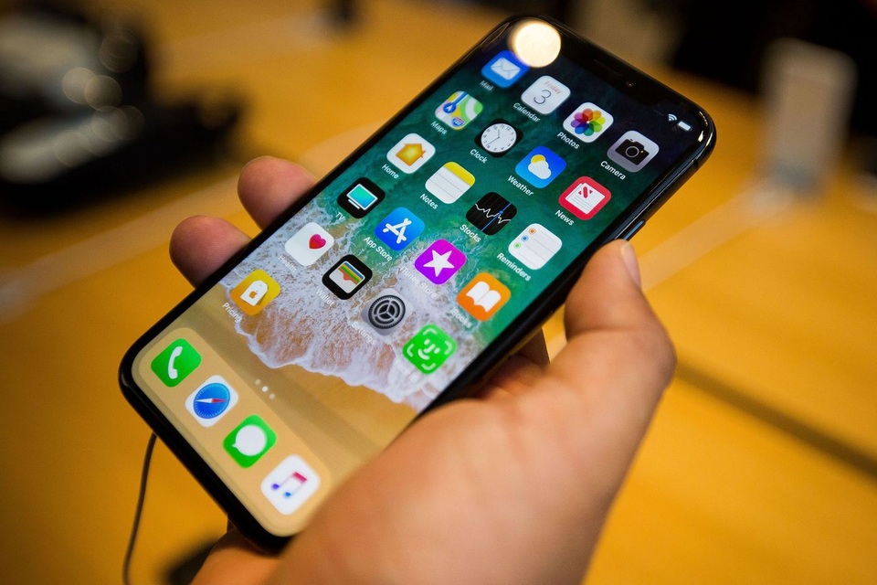 Apple sửa miễn phí cho người dùng iPhone X và MacBook Pro 13 inch - 1 Apple sửa miễn phí cho người dùng iPhone X và MacBook Pro 13 inch - 1