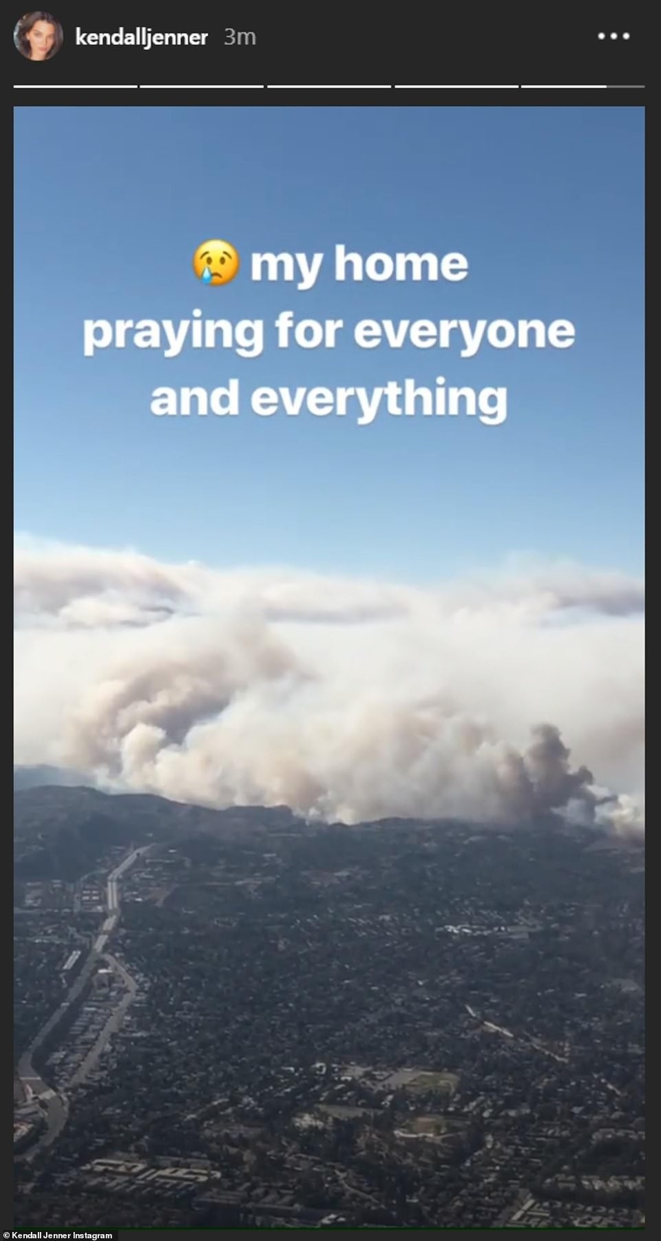Cháy rừng ở bang California, sao Hollywood cầu nguyện cho sự an nguy - 7
Người mẫu Kendall Jenner cũng lo lắng cho mái nhà của mình và cầu mong bình an sẽ đến với tất cả mọi người.
