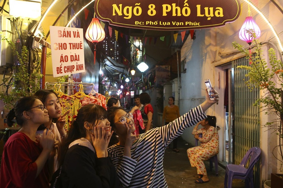 Độc đáo phố đi bộ treo hàng nghìn chiếc ô ở làng lụa Hà Đông - 5 Độc đáo phố đi bộ treo hàng nghìn chiếc ô ở làng lụa Hà Đông - 5