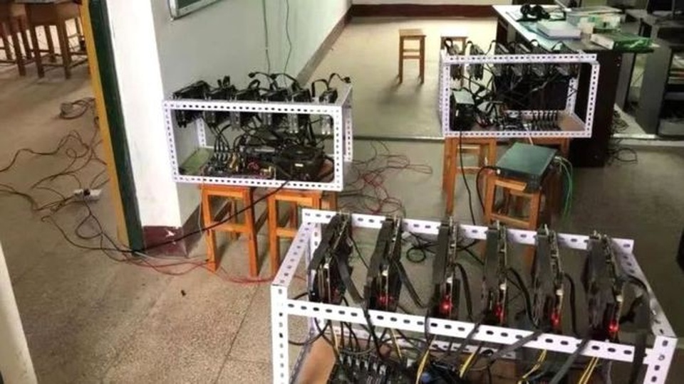 Hiệu trưởng trường học Trung Quốc bị cách chức vì lén lút "đào" tiền ảo - 1 Các máy đào tiền ảo bị phát hiện (Ảnh: Weibo)