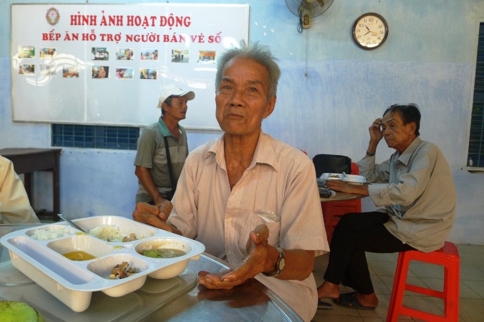Nạn giật vé số - Nỗi ám ảnh của những người bán vé nghèo - 1
Ông Nguyễn Văn Vui bức xúc kể về những lần ông bị giật, đổi vé số giả.