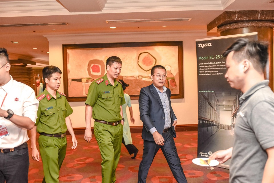 Tham vọng cải tiến độ an toàn các cao ốc của công ty công nghệ Việt - 1 Ông Nguyễn Anh Tiến - Chủ tịch HĐQT IBS (Bên phải) - trò chuyện cùng cơ quan chức năng trong một chương trình về công nghệ PCCC do IBS tổ chức