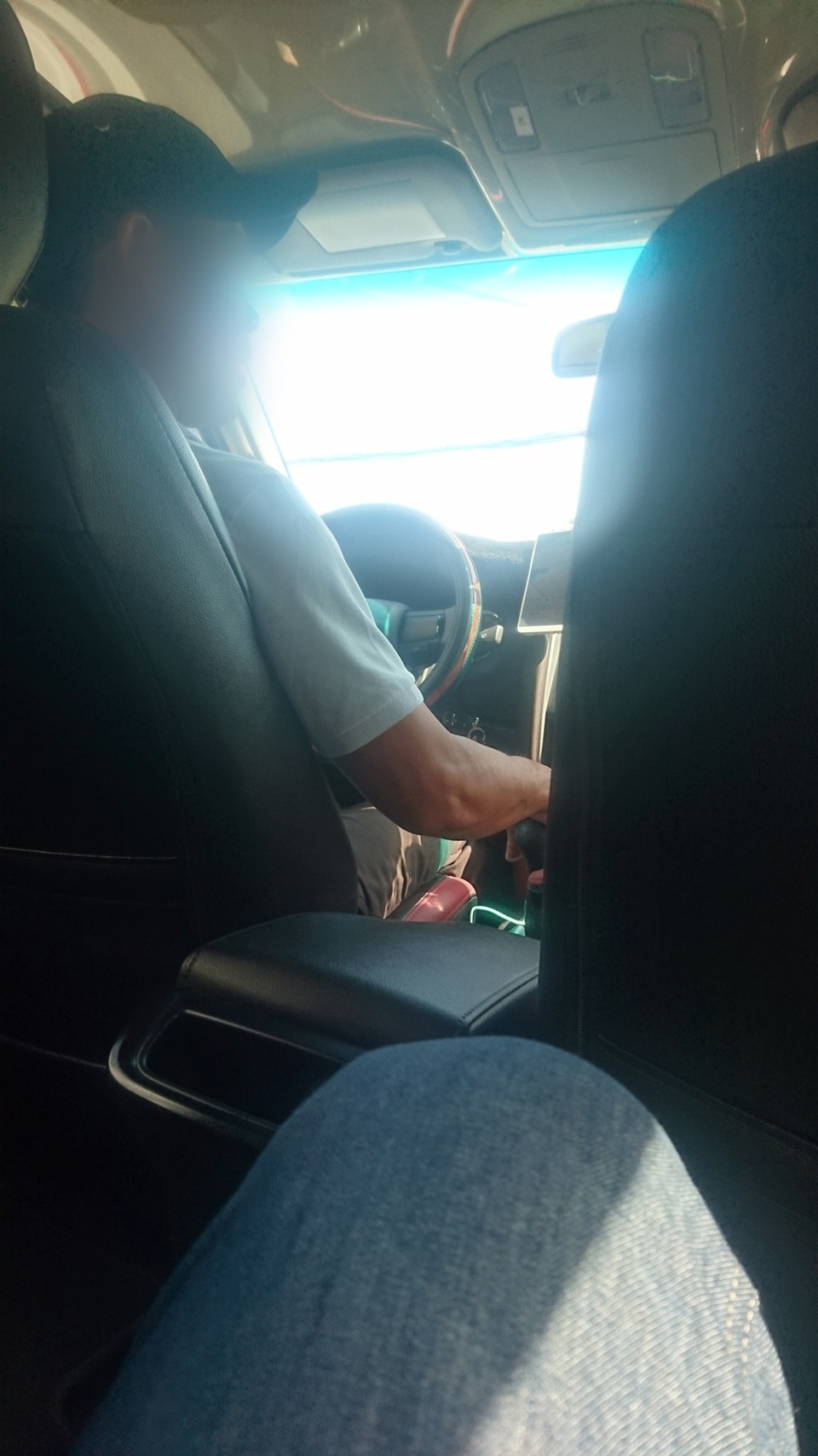 Đà Nẵng siết hoạt động vận tải sau vụ taxi đình công ở sân bay - 4 
Một tài xế Grabcar tại Đà Nẵng trò chuyện với phóng viên Dân trí.