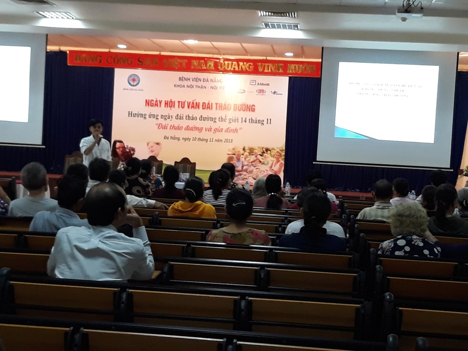 Hàng trăm bệnh nhân được tư vấn về bệnh đái tháo đường - 1 Bác sĩ Bệnh viện Đà Nẵng tư vấn cho các bệnh nhân đái tháo đường