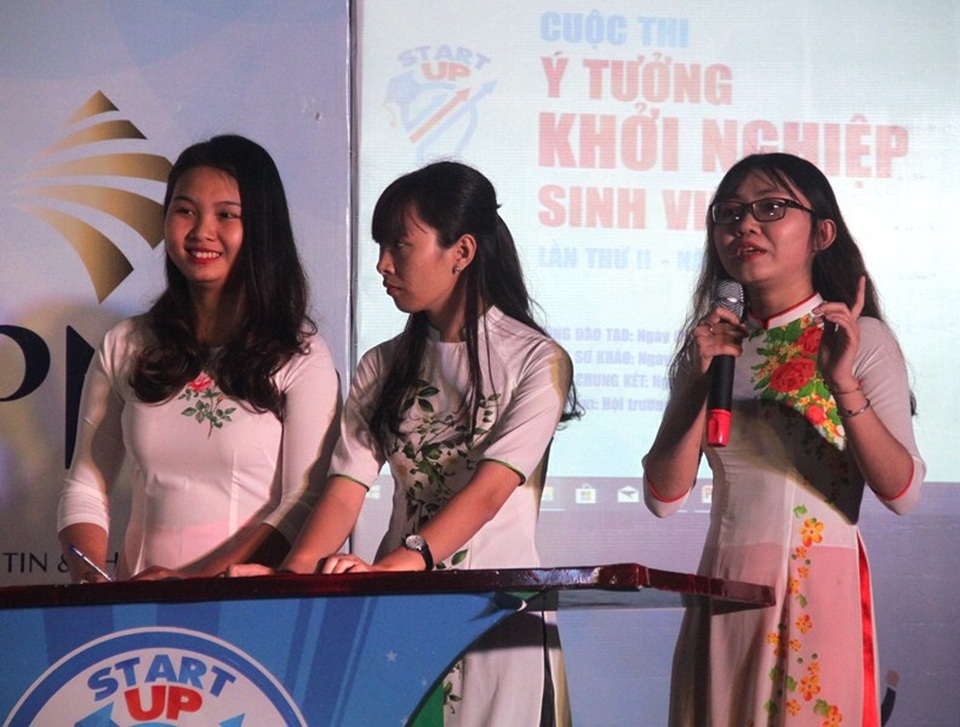 “Thiết bị bật tắt thông minh” giành giải Nhất cuộc thi “Ý tưởng khởi nghiệp sinh viên” - 1 Các bạn sinh viên đang trình bày ý tưởng khởi nghiệp.