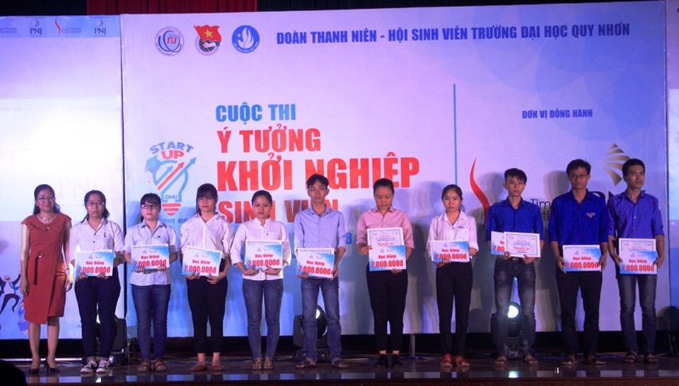 “Thiết bị bật tắt thông minh” giành giải Nhất cuộc thi “Ý tưởng khởi nghiệp sinh viên” - 3 Đại diện nhà tài trợ trao học bổng cho 10 sinh viên nghèo học giỏi.