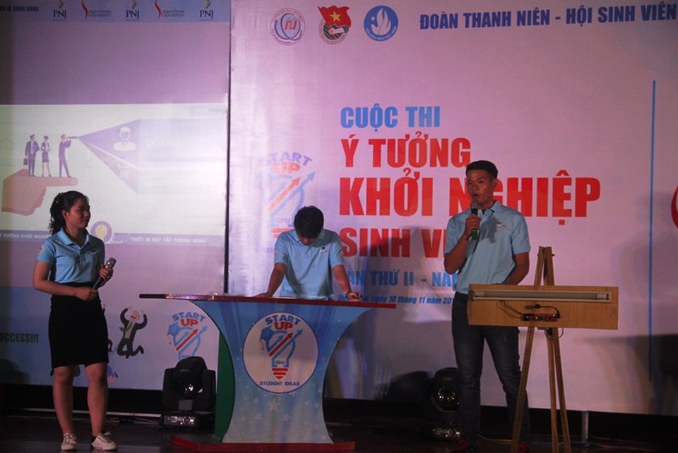 “Thiết bị bật tắt thông minh” giành giải Nhất cuộc thi “Ý tưởng khởi nghiệp sinh viên” - 2 Nhóm Thiết bị bật tắt thông minh được đánh giá rất cao bởi tính năng rất thực tế, giá thành rẻ.