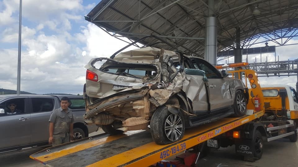 Dừng mua vé BOT, ô tô 7 chỗ bị xe khách húc bẹp dúm - 3 Chiếc ô tô 7 chỗ bị tông bẹp dúm, 3 người trên xe bị thương nặng