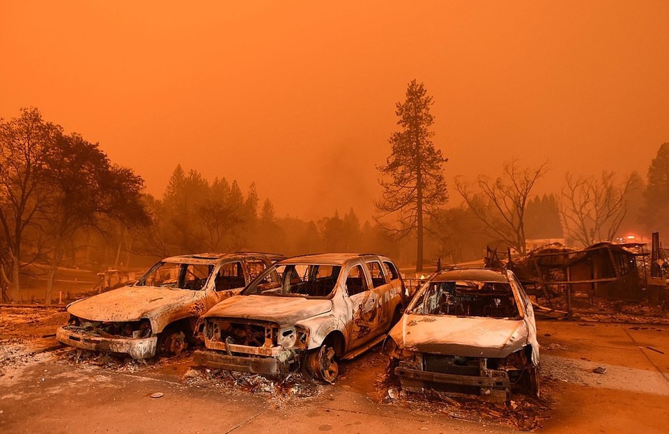 Cháy rừng thảm khốc nhất trong lịch sử California, 25 người chết, 250.000 người di tản - 2 Bầu trời ở Paradise nhuốm màu đỏ vì lửa cháy 4 phía vây quanh thị trấn này (Ảnh: AFP)