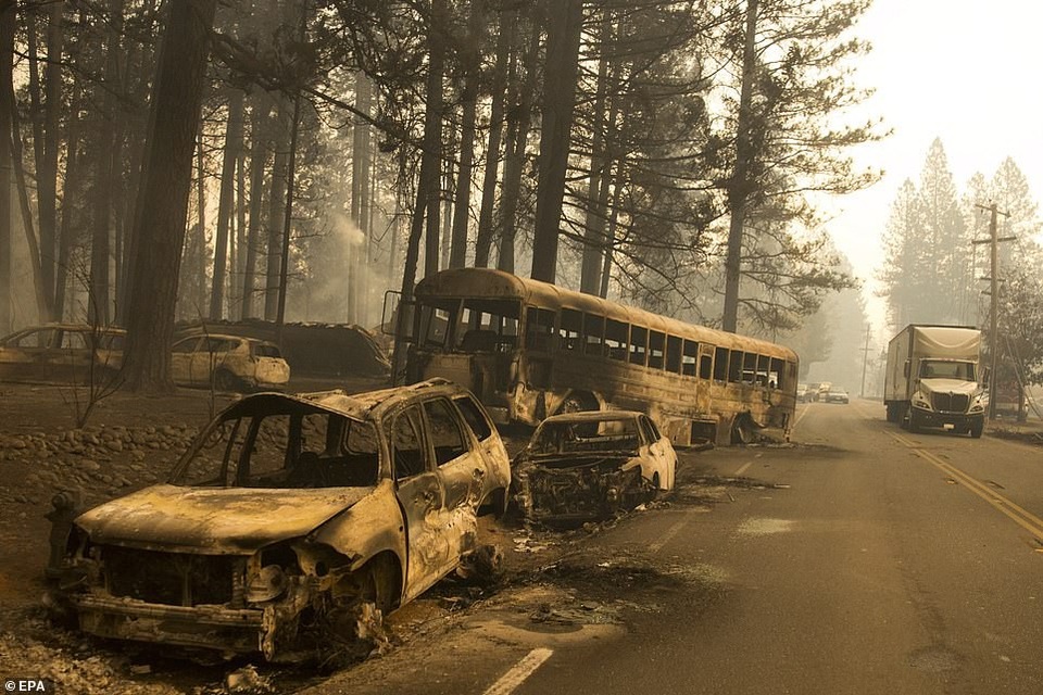 Cháy rừng thảm khốc nhất trong lịch sử California, 25 người chết, 250.000 người di tản - 3 Các phương tiện cháy rụi và trơ trọi người dân bỏ lại trên đường khi chạy khỏi đám cháy (Ảnh: EPA)