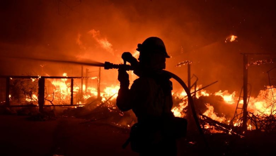 Cháy rừng thảm khốc nhất trong lịch sử California, 25 người chết, 250.000 người di tản - 5 Nhân viên cứu hỏa cố sức cô lập ngọn lửa không cho tiếp tục lan rộng ra (Ảnh: Reuters)