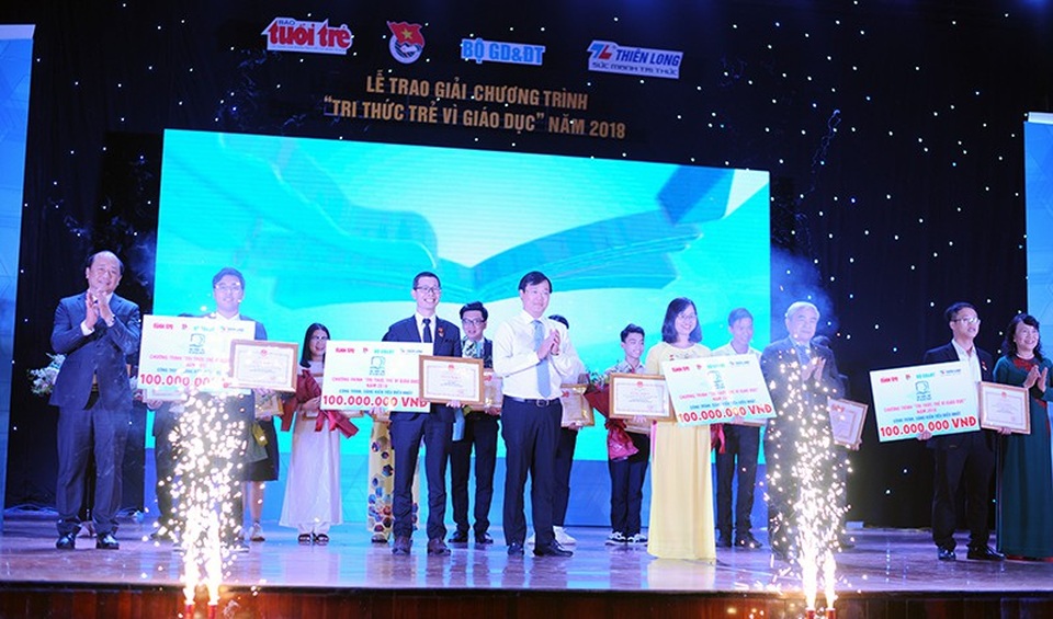 4 công trình sáng tạo giáo dục được trao thưởng 400 triệu đồng - 1 4 công trình sáng tạo tiêu biểu nhất được trao giải thưởng trị giá 100 triệu đồng/giải tại lễ trao giải Tri thức trẻ vì giáo dục 2018