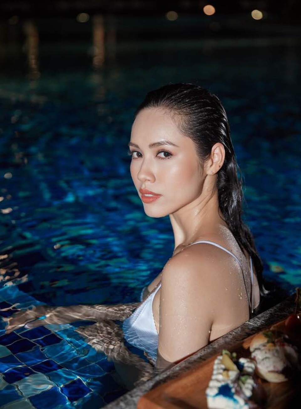 Á hậu Hoàng My đấu giá bữa ăn tối cùng cô dịp sinh nhật - 2
Mới đây, á hậu Hoàng My bất ngờ đăng tải thông tin đấu giá bữa ăn tối cùng cô trong dịp sinh nhật, người đẹp viết: 3 ngày nữa là sinh nhật của My, hay là mình làm trò gì “điên rồ” chút nhé! My sẽ đấu giá một buổi ăn tối bất kỳ ngày nào trong tuần từ 13-20/11 tại một nhà hàng sang trọng ở Sài Gòn. Số tiền đấu giá được My sẽ dành tặng cho tổ chức Phẫu thuật Nụ cười mà My làm đại sứ nhiều năm nay. Nếu bạn nào có hứng thú muốn ăn tối và trò chuyện cùng My thì gửi email cho My nhé. My sẽ kể cho bạn nghe về những chuyến phiêu lưu và những gì My học được. Rất hồi hộp và mong chờ. Thương mến.