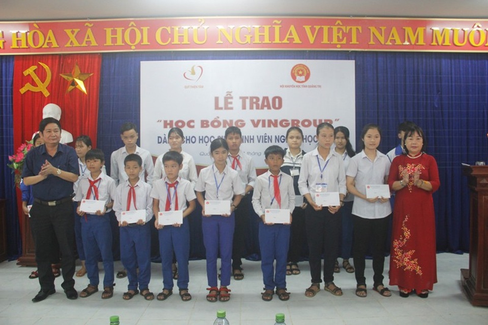 Trao hàng chục suất học bổng đến học sinh, sinh viên vượt khó hiếu học - 2 Học bổng hiếu học của Vingroup dành tặng HSSV Quảng Trị.