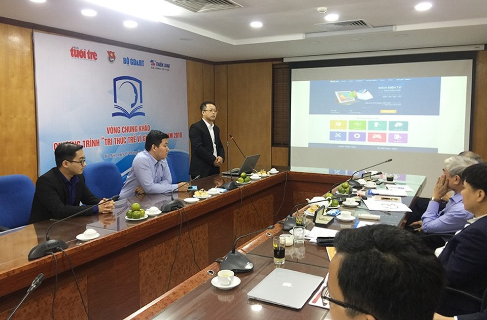 4 công trình sáng tạo giáo dục được trao thưởng 400 triệu đồng - 2 Nhóm tác giả của Phần mềm học tiếng Anh trực tuyến IOSTUDY - 1 trong 4 công trình đoạt giải cao nhất Tri thức trẻ vì giáo dục 2018 - trình bày trước ban giám khảo của cuộc thi tại vòng chung khảo