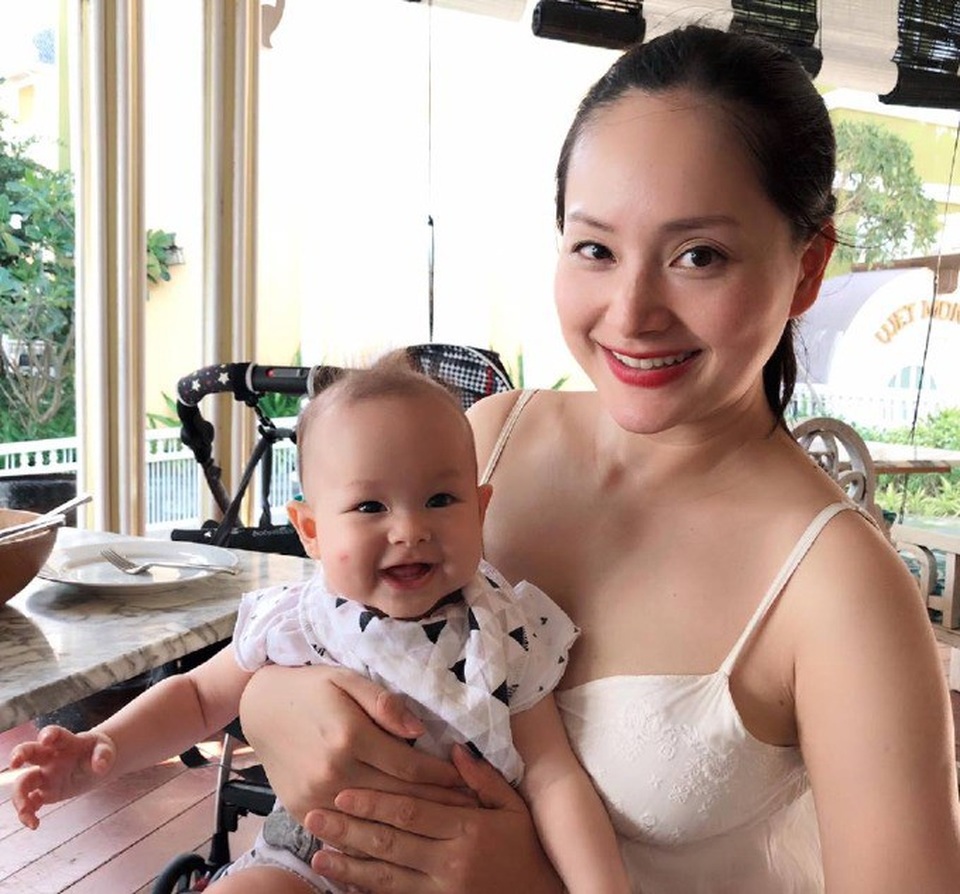 Á hậu Hoàng My đấu giá bữa ăn tối cùng cô dịp sinh nhật - 8 Diễn viên Lan Phương chia sẻ về những thay đổi của đứa con đầu lòng của mình: Thế là con gái gần 6 tháng tuổi rồi, sắp đến lúc ăn dặm và mẹ sẽ không còn là nguồn sống duy nhất của con nữa. Con sẽ thèm ăn tất cả mọi thứ chứ không chỉ là sữa mẹ. Còn 10 ngày nữa là con qua giai đoạn mới, sẽ phải tự mình ăn, phải tự nhai con nhé, chắc ban đầu cũng mỏi cái lợi không có răng đáng yêu của con đấy, nhưng sau đó chắc chắn con sẽ sung sướng suốt ngày đòi ăn thôi.