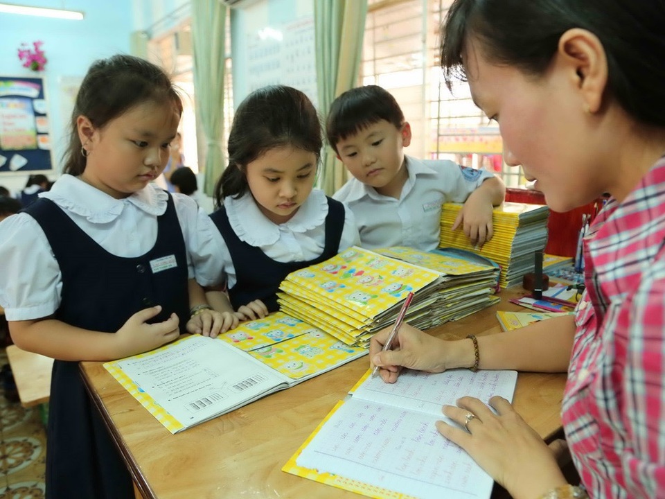 Chất lượng giáo viên: Cần chuẩn trình độ, hơn chuẩn bằng cấp - 1
Theo Nghị quyết 29, tiến tới giáo viên tiểu học phải có trình độ từ ĐH trở lên.