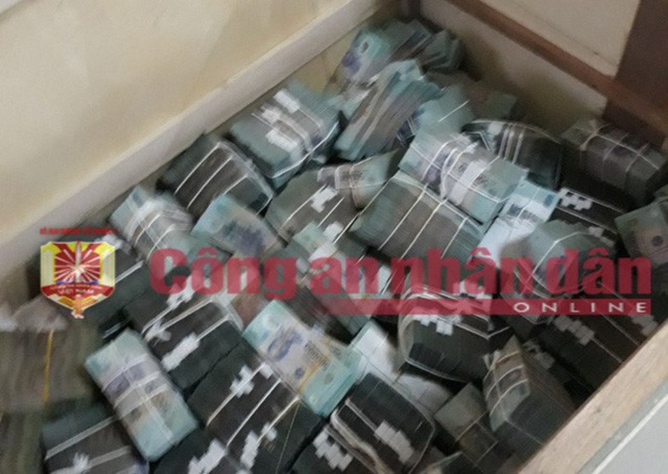 Chuẩn bị xét xử vụ đánh bạc khủng: Ông trùm biết ẩn mình và chiếc ví cũ mèm - 3
Tiền có mệnh giá lớn được cất giấu trong thùng gỗ. (ảnh: CAND)
