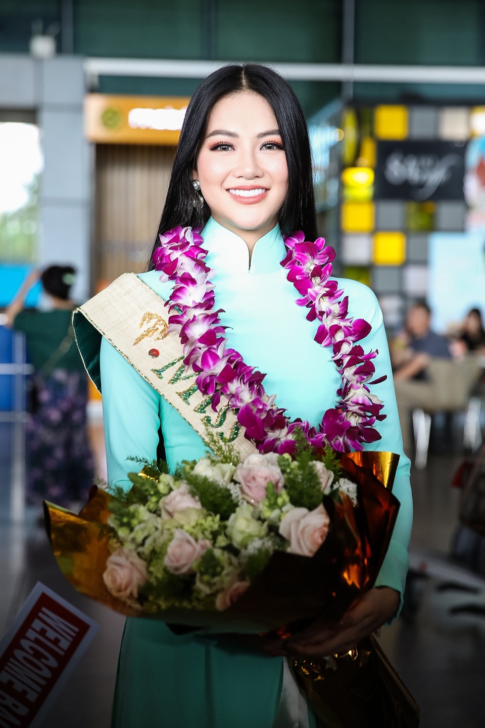Hoa hậu Trái Đất Phương Khánh rạng rỡ khi về nước - 3 Hoa hậu Phương Khánh xinh đẹp dịu dàng và rạng rỡ trong tà áo dài xanh ngọc khi xuất hiện trước truyền thông ở sân bay.