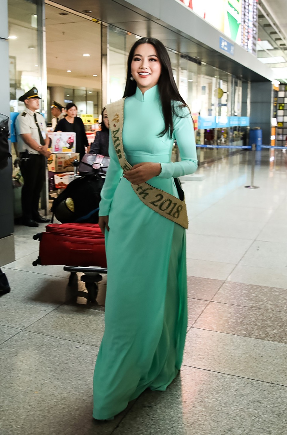 Hoa hậu Trái Đất Phương Khánh rạng rỡ khi về nước - 1 Sau khi đáp chuyến bay đến sân bay Tân Sơn Nhất, hoa hậu Phương Khánh đã thay đổi trang phục áo dài để gặp gỡ truyền thông và người hâm mộ.