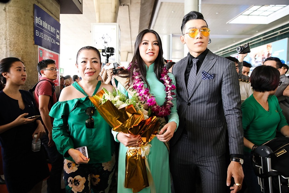 Hoa hậu Trái Đất Phương Khánh rạng rỡ khi về nước - 2 Giám khảo - NTK Linh San và đơn vị tổ chức Ngọc Tình ra sân bay chào đón và chúc mừng Phương Khánh