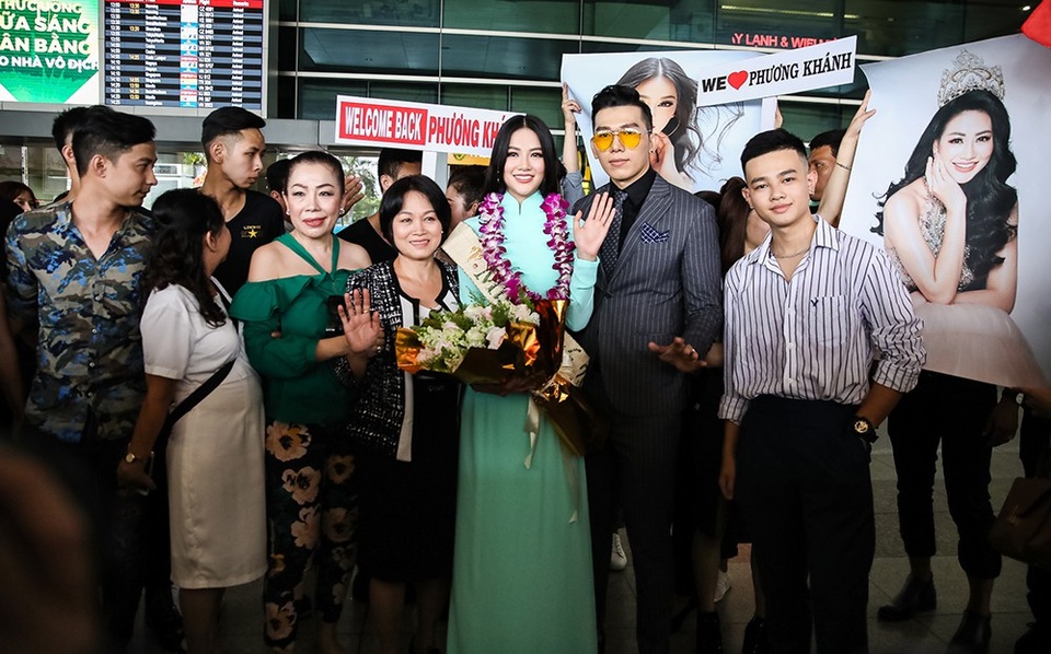 Hoa hậu Trái Đất Phương Khánh rạng rỡ khi về nước - 4 Rất đông người hâm mộ với băng rôn và hoa đến để chào đón tân Hoa hậu Trái Đất Phương Khánh. Cô là đại diện đầu tiên của Việt Nam giành được ngôi vị cao nhất ở đấu trường nhan sắc một cuộc thi tên tuổi.
