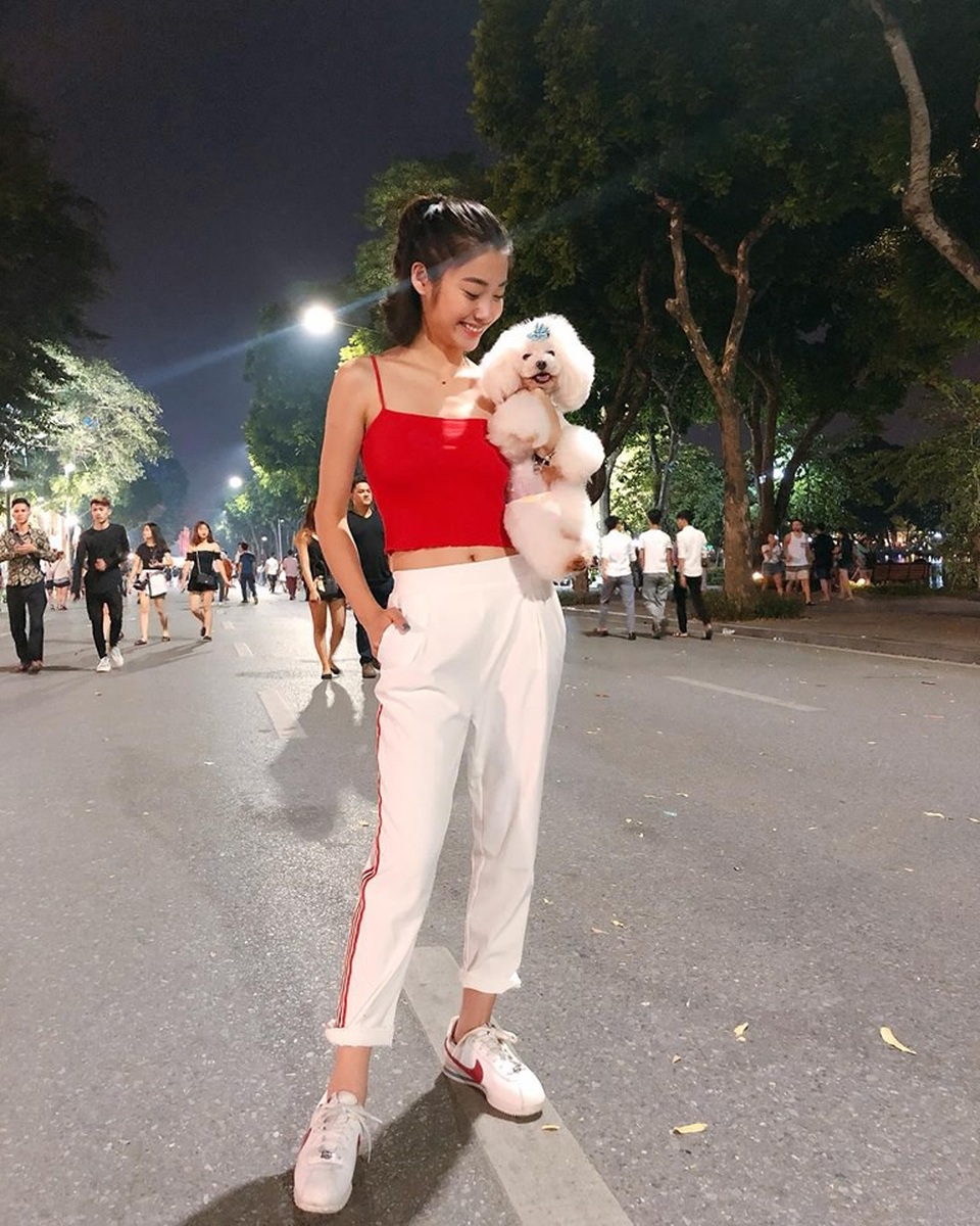 Chân dung cô gái được 2 chú chó “bảo kê” gây sốt mạng - 3 Cô bạn Trịnh Giang sở hữu thân hình quyến rũ