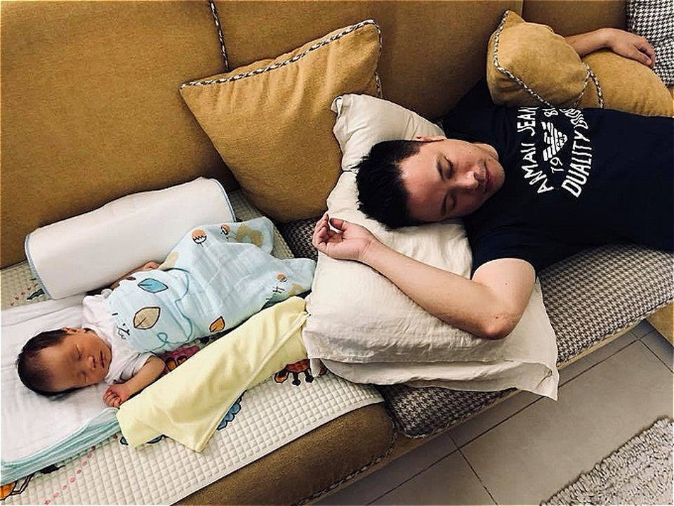 Á hậu Hoàng My đấu giá bữa ăn tối cùng cô dịp sinh nhật - 12 Đinh Ngọc Diệp - Victor Vũ lần đầu khoe ảnh con trai đầu lòng sau một tuần sinh con. Hai cha con có dáng ngủ giống hệt nhau.